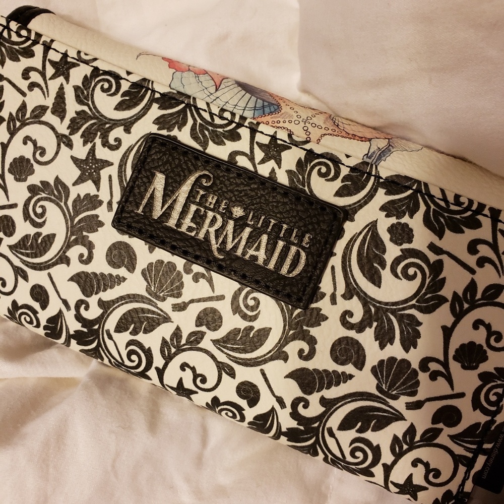 Last 1!!! Disney's Little Mermaid loungefly wallet - Picture 4 of 8